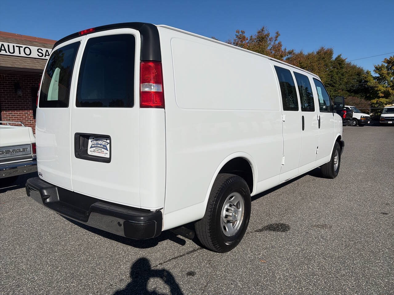 Used 2022 Chevrolet Express 3500 Extended w/ Driver Convenience Package RWD image 10