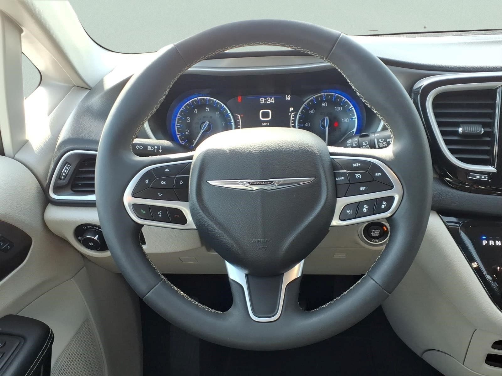 Used 2023 Chrysler Pacifica Touring-L FWD image 5