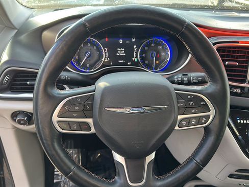 Used 2017 Chrysler Pacifica Touring-L Plus w/ Advanced Safetytec Group image 19