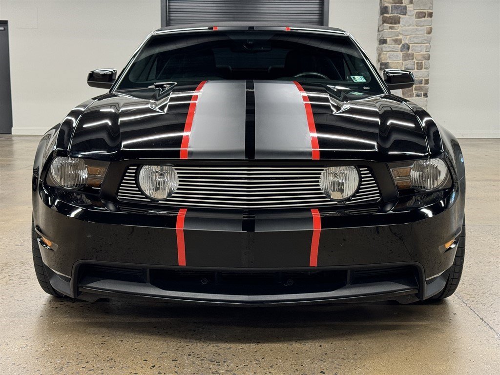 Used 2010 Ford Mustang GT RWD image 2
