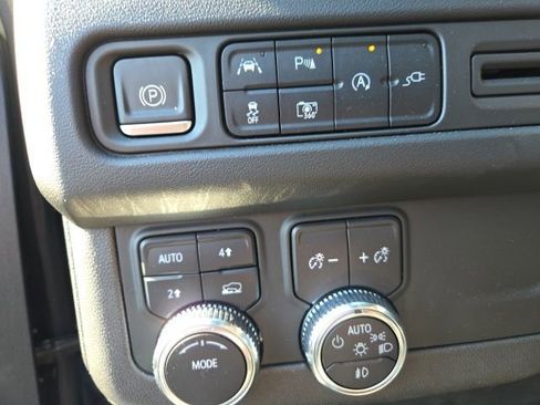 Used 2022 GMC Yukon XL SLT w/ SLT Premium Package image 5