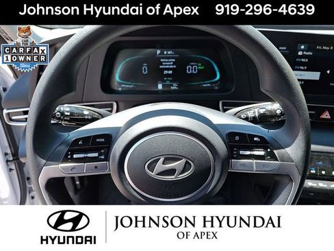 Used 2025 Hyundai Elantra Hybrid FWD image 17