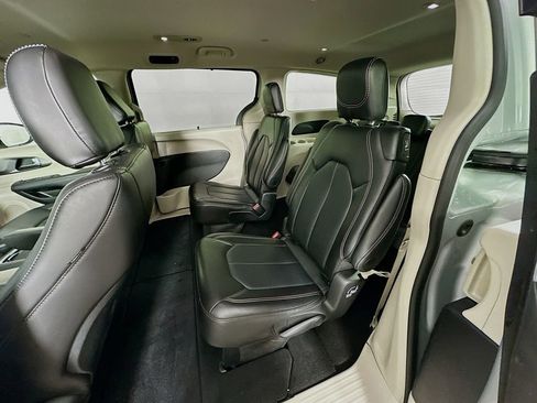 Used 2024 Chrysler Pacifica Touring-L image 31