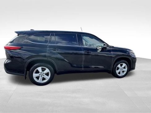 Used 2022 Toyota Highlander LE image 11
