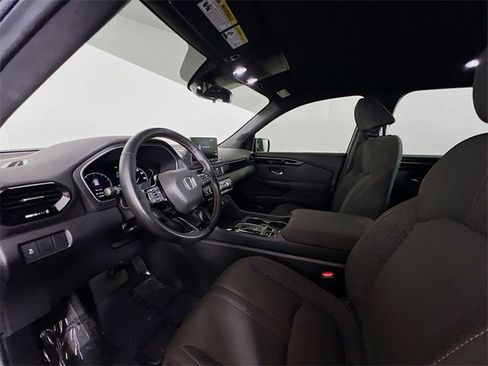 Certified 2025 Honda Pilot Sport image 19