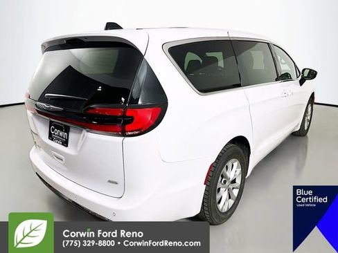 Used 2025 Chrysler Pacifica Select AWD/4WD image 9