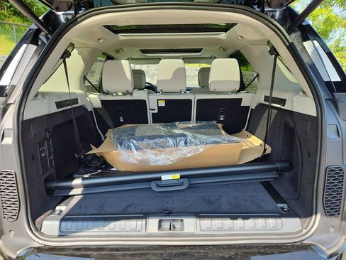 New 2025 Land Rover Discovery Dynamic SE image 13