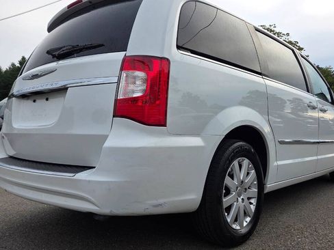 Used 2016 Chrysler Town & Country Touring FWD image 12
