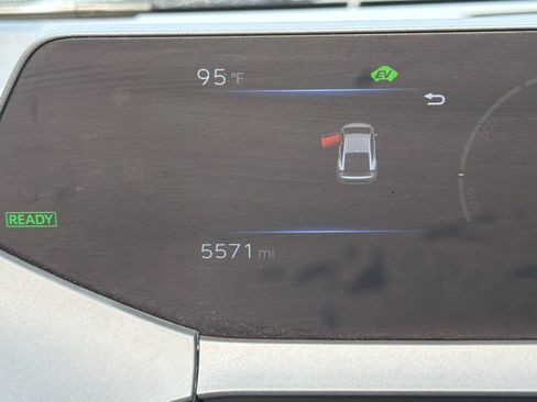 Used 2025 Toyota Prius LE FWD image 30