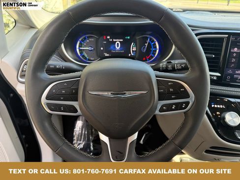 Used 2024 Chrysler Pacifica Select image 17