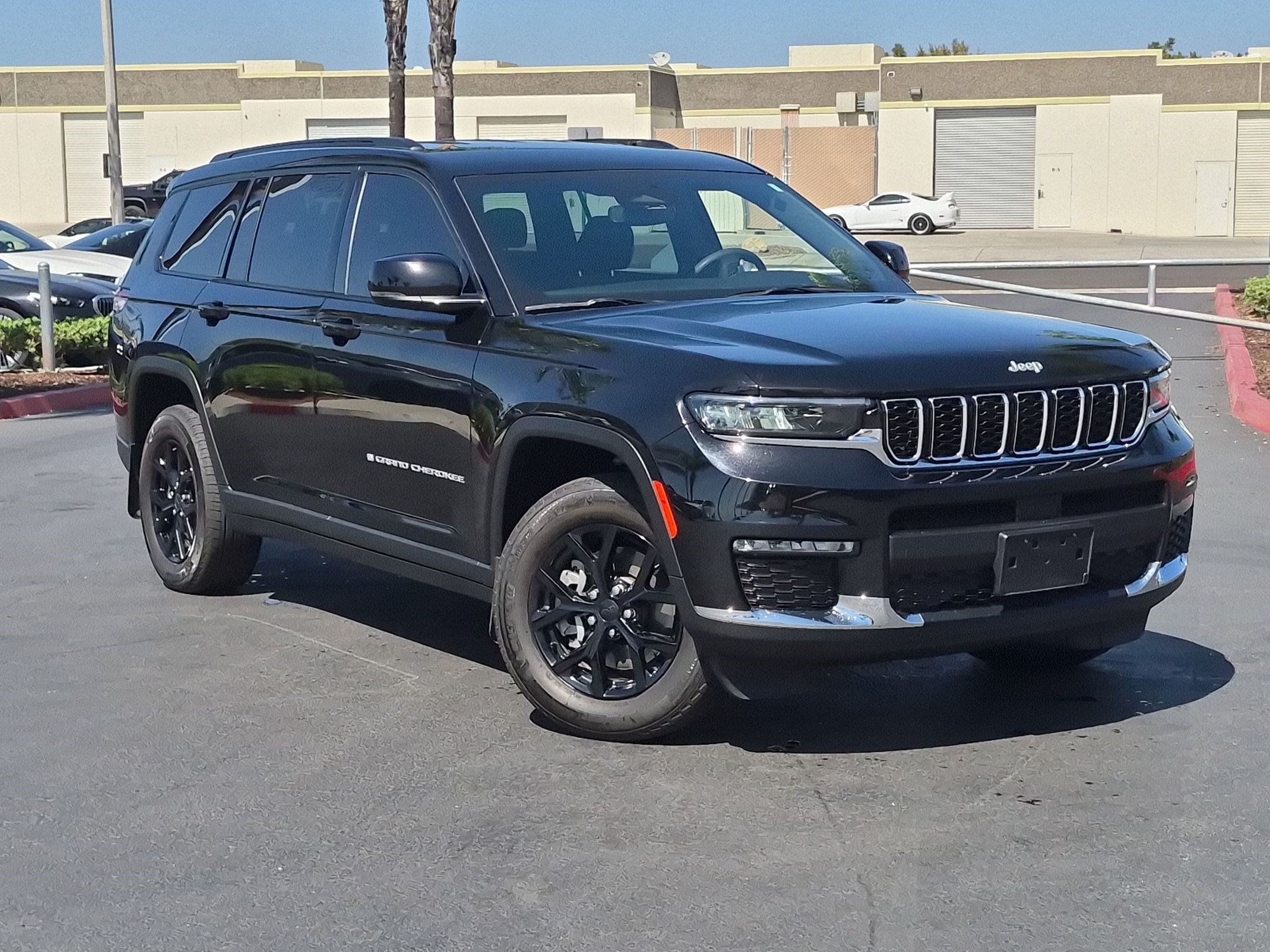 Used 2024 Jeep Grand Cherokee L Limited AWD/4WD image 2