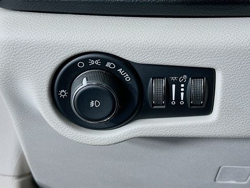 Used 2018 Chrysler Pacifica Touring-L FWD image 17