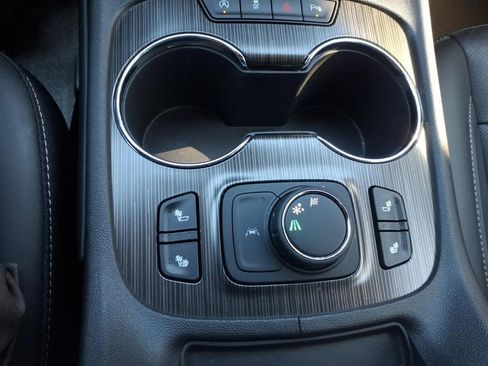 Used 2022 GMC Acadia SLT w/ Elevation Edition image 18