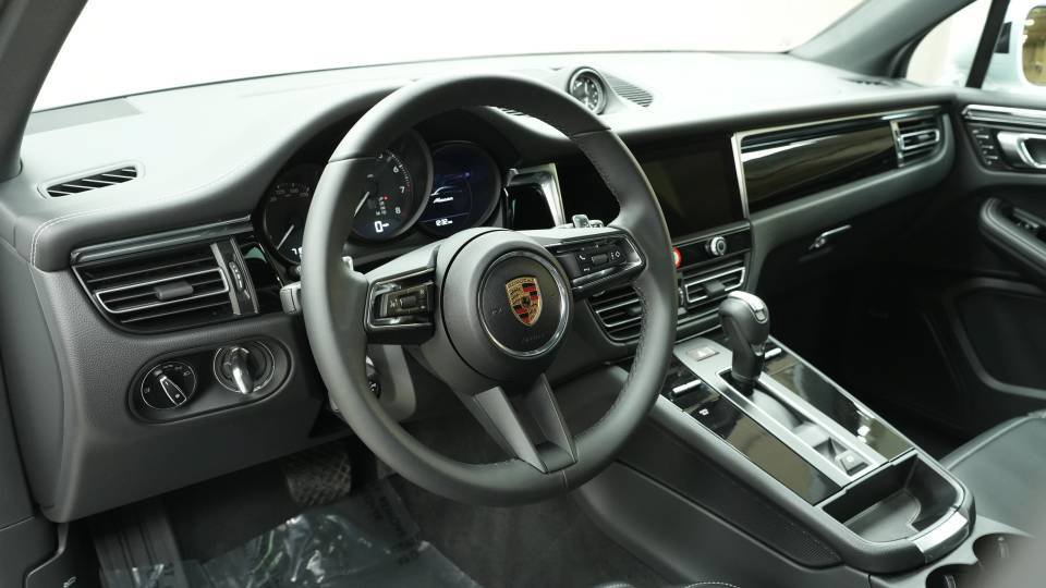 Certified 2025 Porsche Macan AWD/4WD image 4