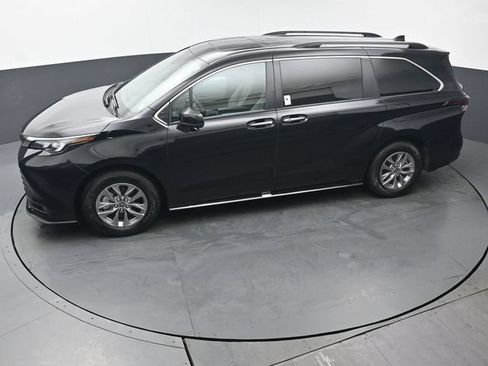 Used 2026 Toyota Sienna XLE AWD/4WD image 44