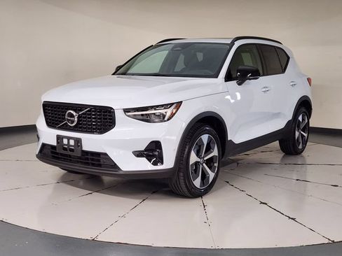 Certified 2026 Volvo XC40 B5 Plus AWD/4WD image 1