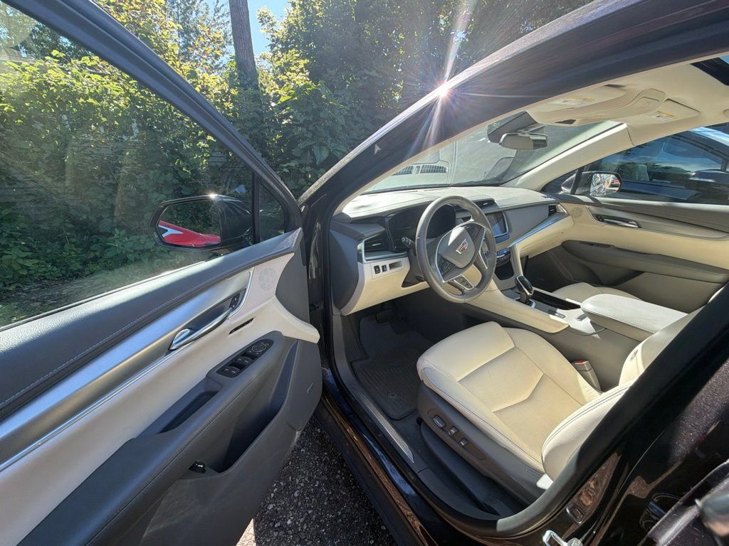 Used 2018 Cadillac XT5 Luxury w/ Driver Awareness Package FWD image 9