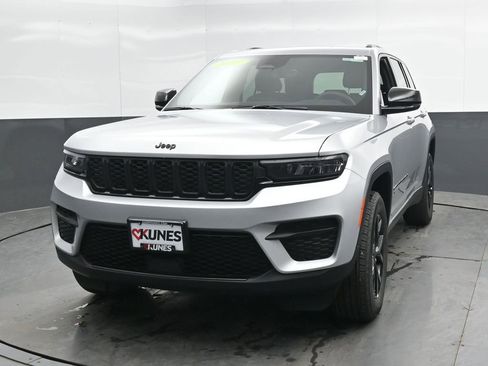 Used 2025 Jeep Grand Cherokee Altitude AWD/4WD image 8