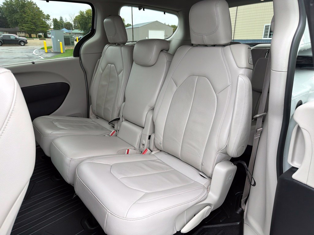 Used 2018 Chrysler Pacifica Touring-L w/ Tire & Wheel Group FWD image 12