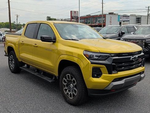 Used 2023 Chevrolet Colorado Z71 w/ Z71 Convenience Package 2 AWD/4WD image 3