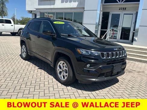 Used 2025 Jeep Compass Latitude image 4