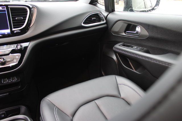 Used 2025 Chrysler Voyager LX FWD image 36