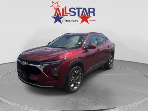 Used 2025 Chevrolet Trax LT FWD image 3
