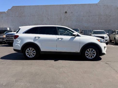 Used 2019 Kia Sorento AWD V6 image 2