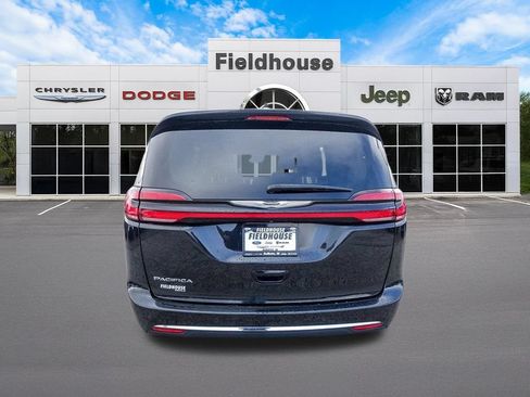 Used 2023 Chrysler Pacifica Touring-L FWD image 6