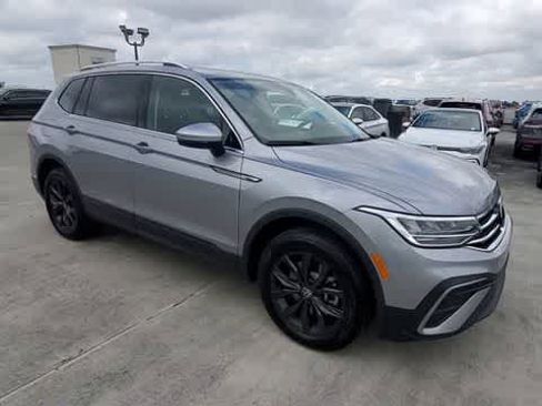 Used 2024 Volkswagen Tiguan SE FWD image 2