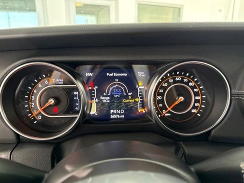 Used 2022 Jeep Wrangler Unlimited Sahara AWD/4WD image 23