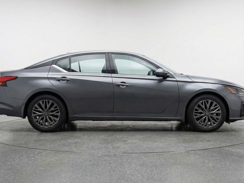 Used 2025 Nissan Altima 2.5 SV FWD image 8