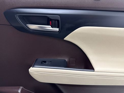 Used 2021 Toyota Highlander XLE FWD image 46