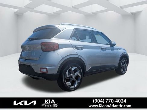 Used 2025 Hyundai Venue SEL image 3