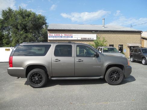 Used 2011 GMC Yukon XL SLT w/ SLT-2 Equipment Package AWD/4WD image 18