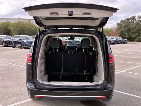 Used 2023 Chrysler Pacifica Limited image 37