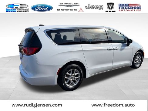 Used 2023 Chrysler Voyager LX FWD image 5
