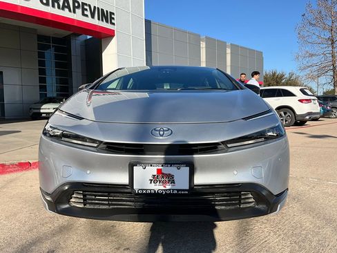 Used 2025 Toyota Prius LE image 3