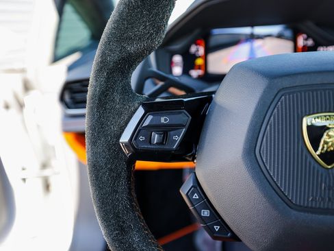 Used 2023 Lamborghini Huracan EVO image 16