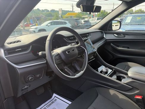 Used 2025 Jeep Grand Cherokee Laredo X w/ Luxury Tech Group I AWD/4WD image 17