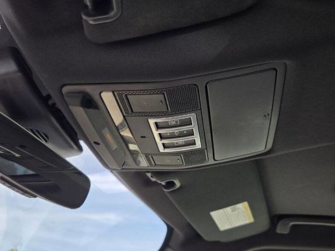 Used 2018 Land Rover Discovery HSE image 26