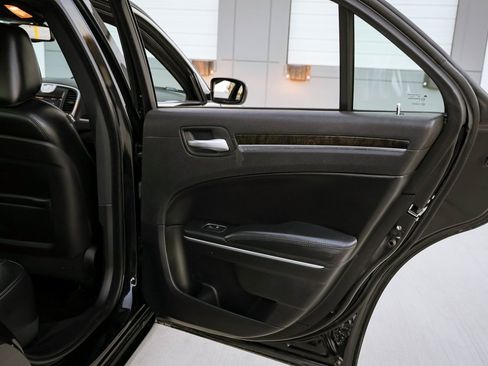 Used 2014 Chrysler 300 C image 22