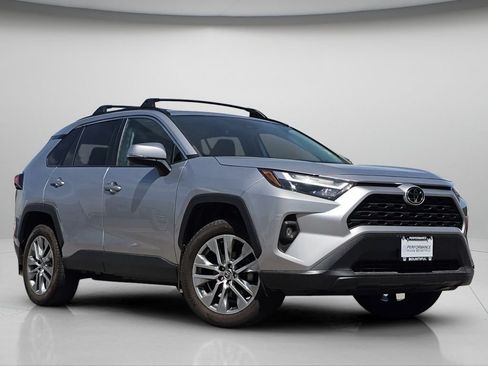 Used 2022 Toyota RAV4 XLE Premium AWD/4WD image 2