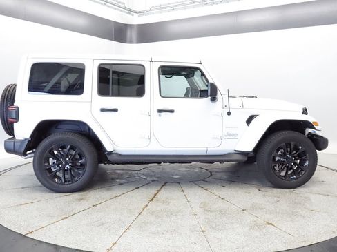 Used 2023 Jeep Wrangler Unlimited Sahara w/ Cold Weather Group AWD/4WD image 8