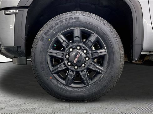 Used 2024 GMC Sierra 3500 AT4 w/ Technology Package AWD/4WD image 9
