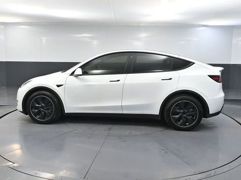 Used 2022 Tesla Model Y Long Range image 8