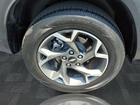 Used 2025 Chevrolet Trax LT FWD image 11