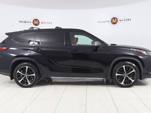 Used 2022 Toyota Highlander XSE image 2