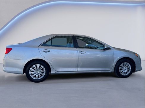 Used 2012 Toyota Camry LE FWD image 7