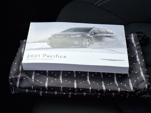 Used 2021 Chrysler Pacifica Touring w/ S Appearance Package image 29